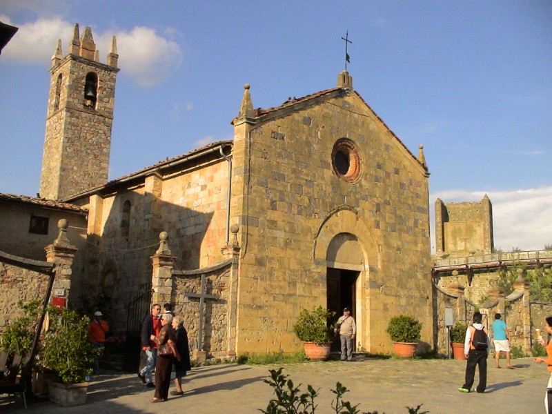 Monteriggioni 3 - Kirche.JPG